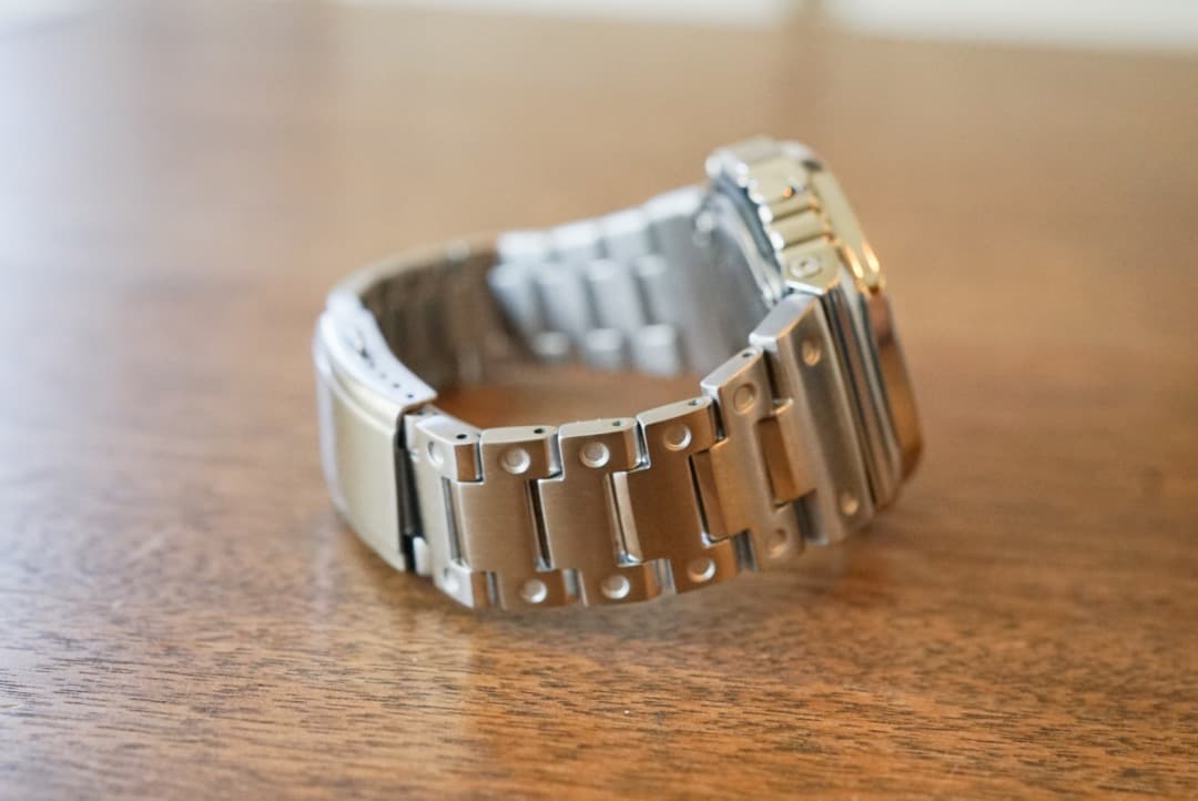 超美品　G-SHOCK GM-2100-1AJF　互換ステンレスベルト着用