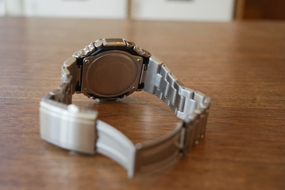 超美品　G-SHOCK GM-2100-1AJF　互換ステンレスベルト着用