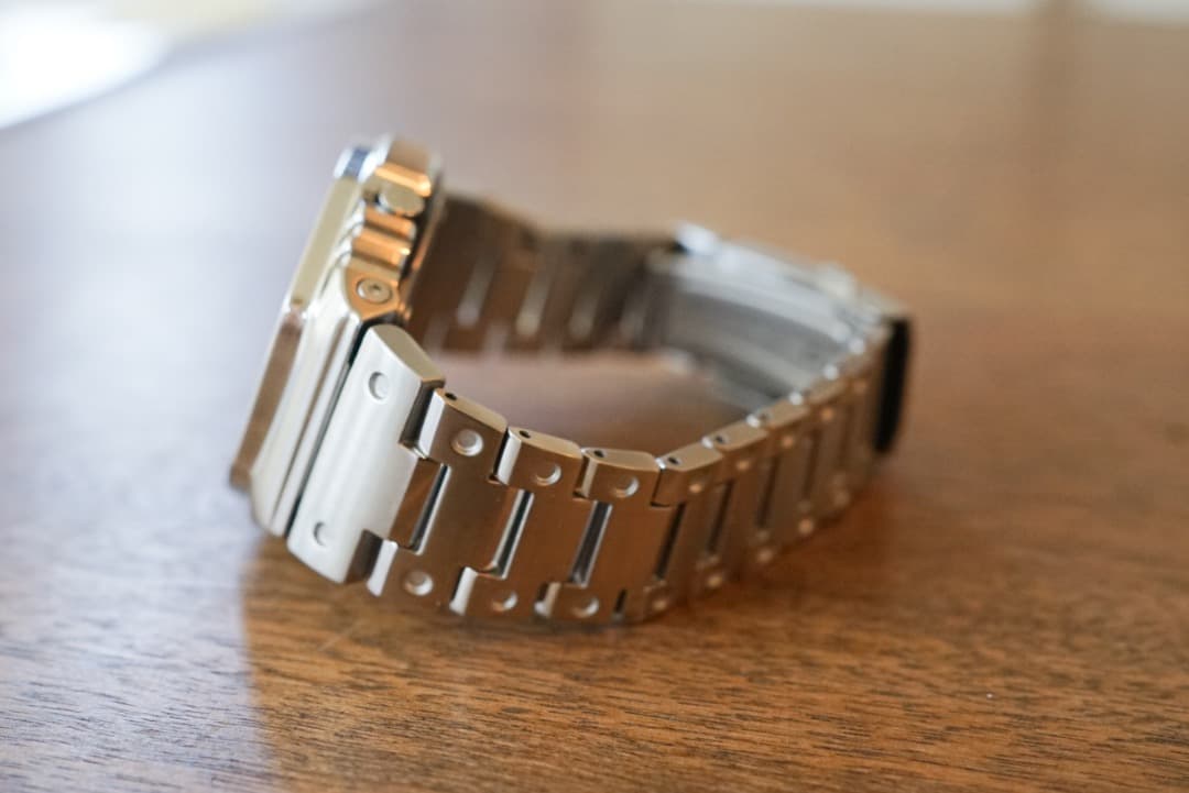 超美品　G-SHOCK GM-2100-1AJF　互換ステンレスベルト着用