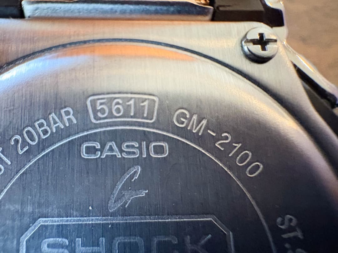 超美品　G-SHOCK GM-2100-1AJF　互換ステンレスベルト着用