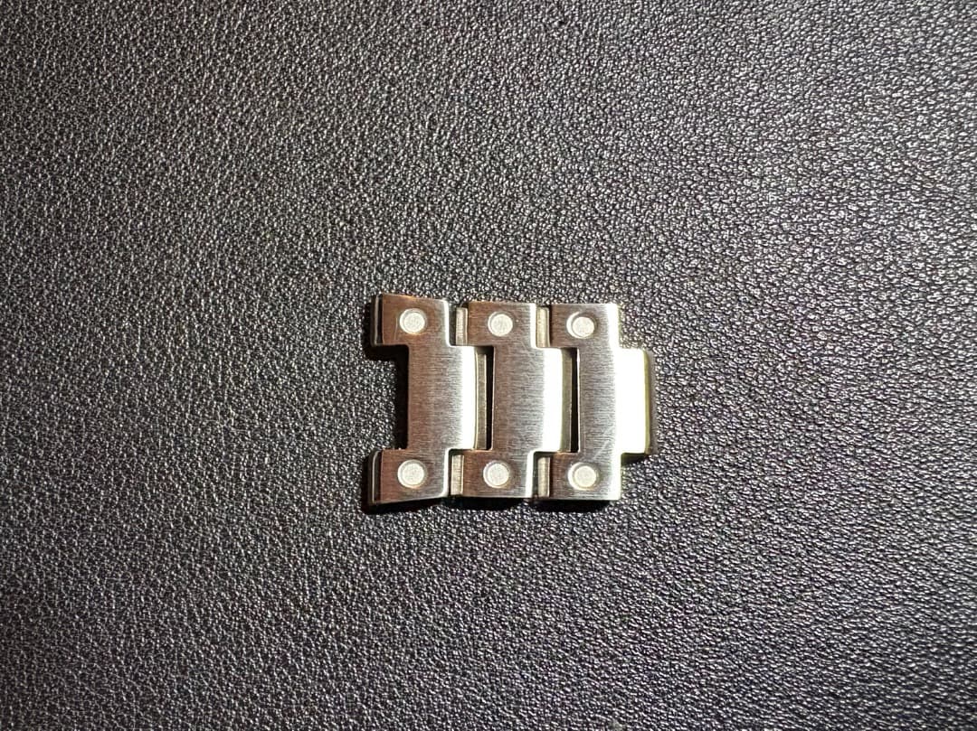 超美品　G-SHOCK GM-2100-1AJF　互換ステンレスベルト着用