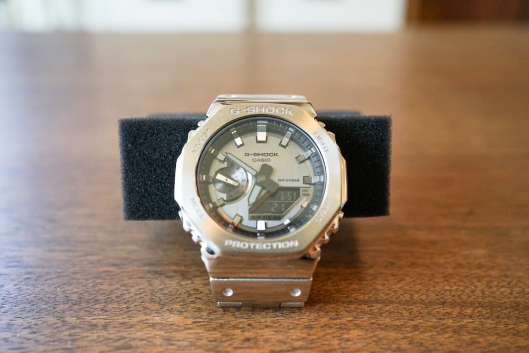 超美品　G-SHOCK GM-2100-1AJF　互換ステンレスベルト着用