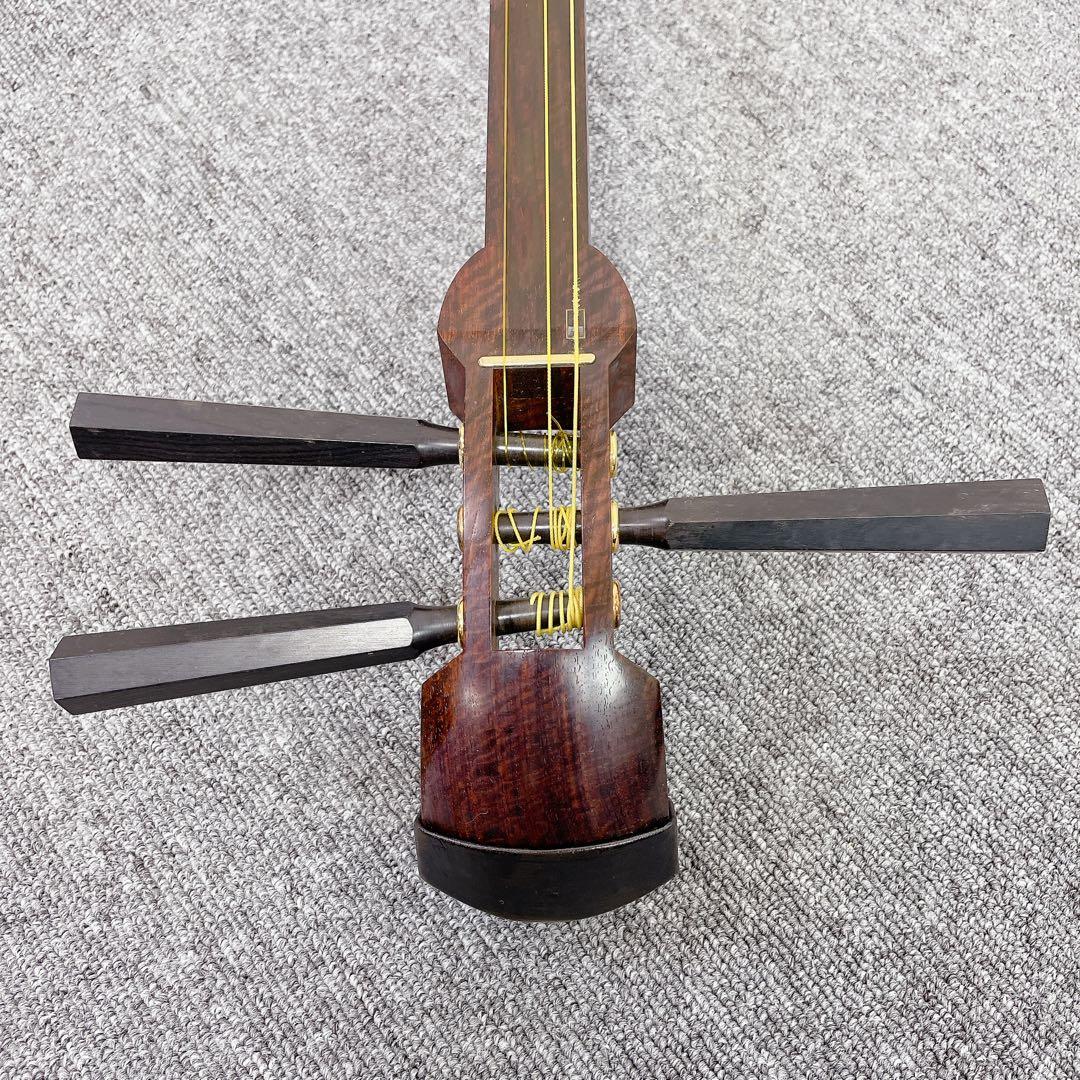 三味線 虎トチ入り紅木 中棹 金細 2枚溝 犬皮 子持ち綾杉胴 和楽器