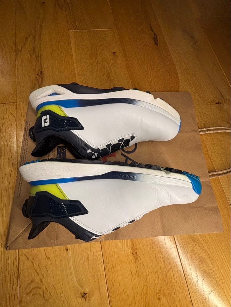 スパイクレスデザインのFJゴルフシューズ、PRO SLX