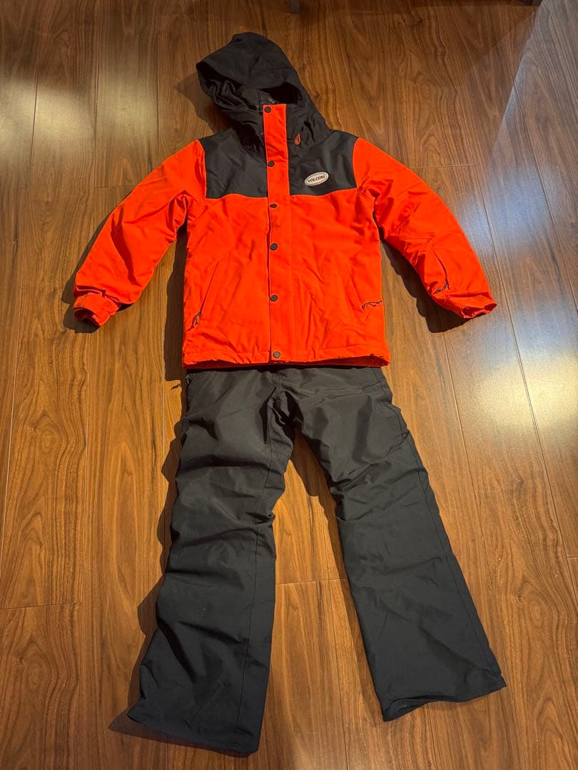着用1回　volcom キッズウエア　上下セット　sizeS(10)