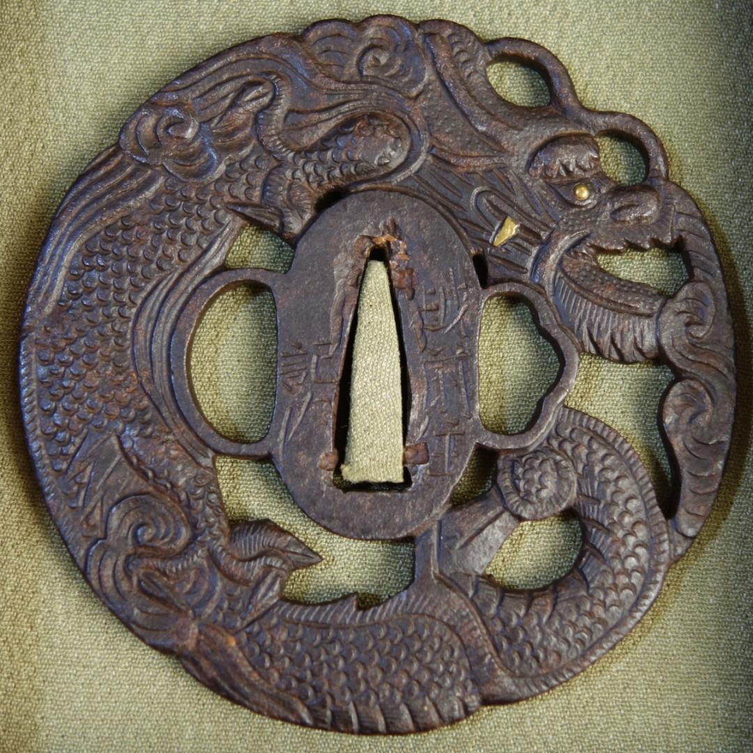 【 在銘 越前住記内 雲龍透鍔 】(鍔箱・布団付) 鍔 鐔 刀装具 武具 骨董