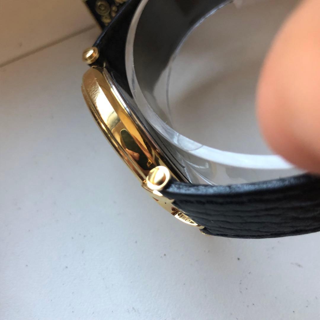 【極美品】Burberrys ゴールド ホワイト 電池新品　レザーベルト 時計