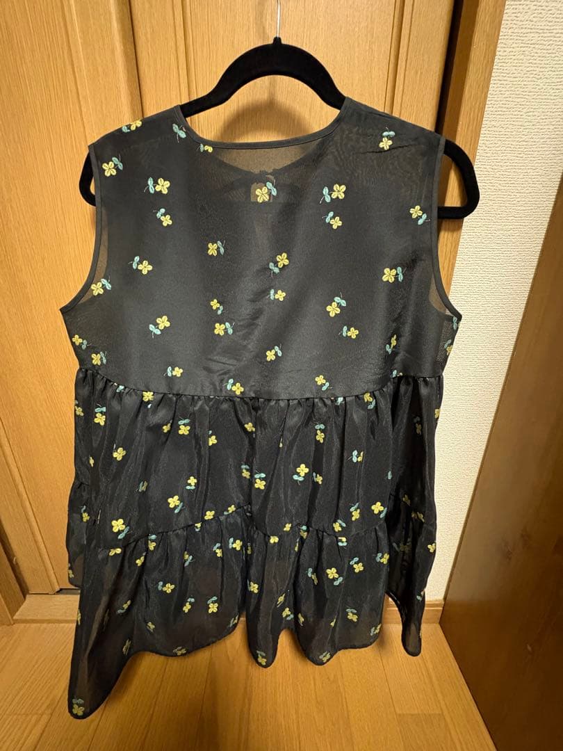 yori ラメクローバーティアードジレ