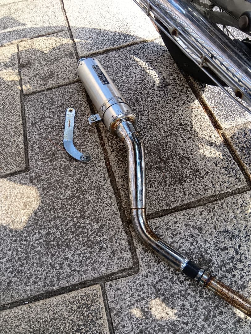 BOMBER マフラー 日本製 取り付け金具付き