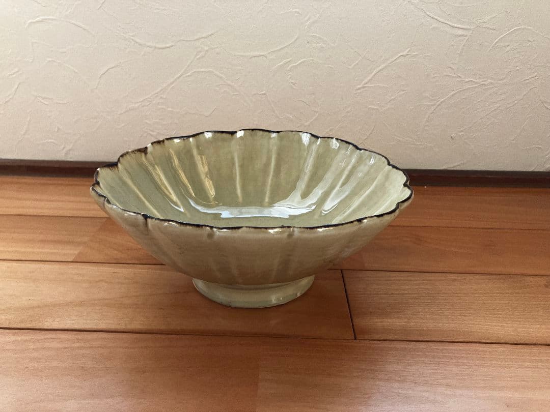 陶芸家の角田淳さんの大きな器です