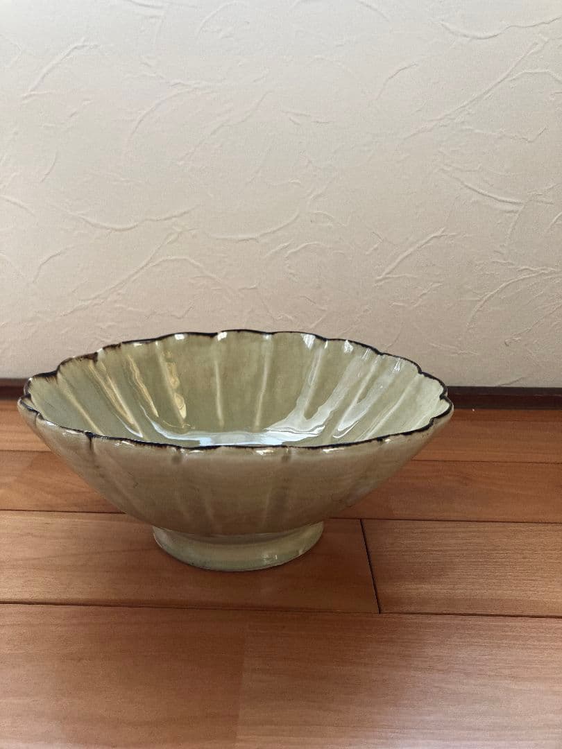 陶芸家の角田淳さんの大きな器です