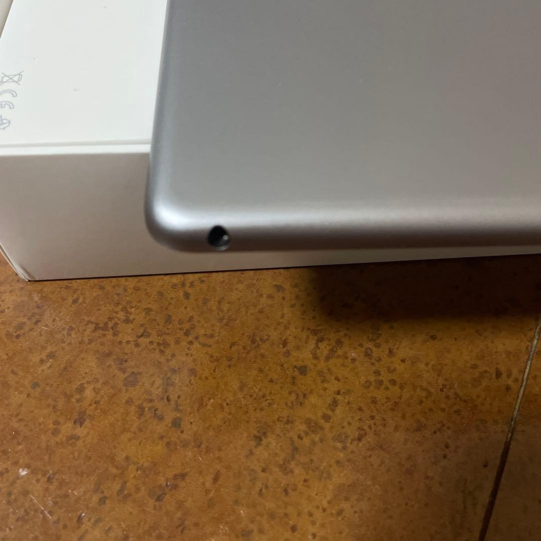 iPad 6th 本体と箱 シルバー　128gb MR7J2/A