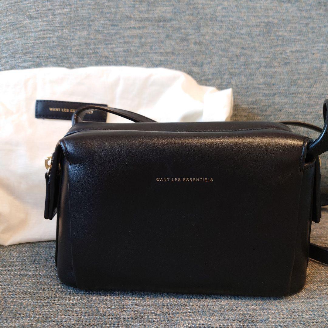 WANT LES ESSENTIELS ブラックレザーショルダーバッグ