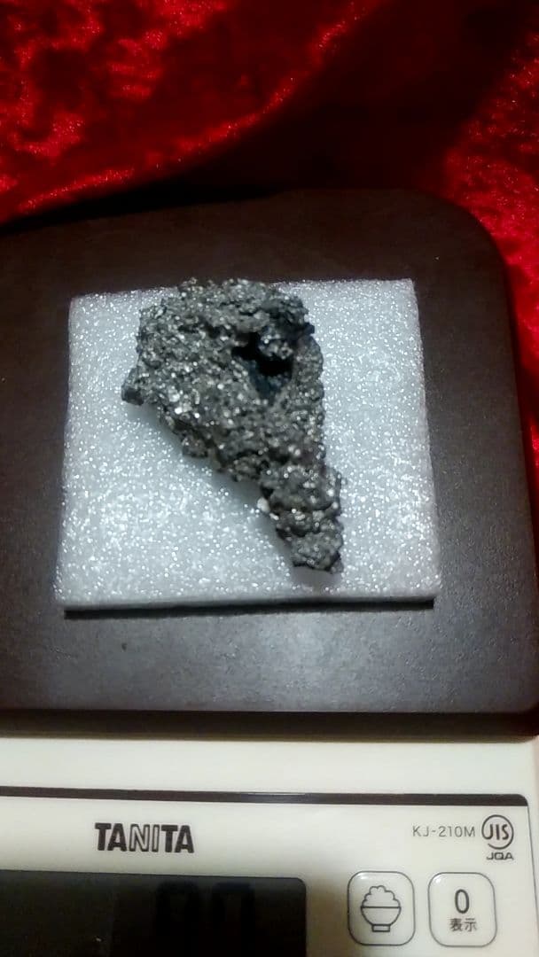 日刀保たたら/玉鋼(たまはがね)/日本刀原料/76グラム/ミニ座布団つき