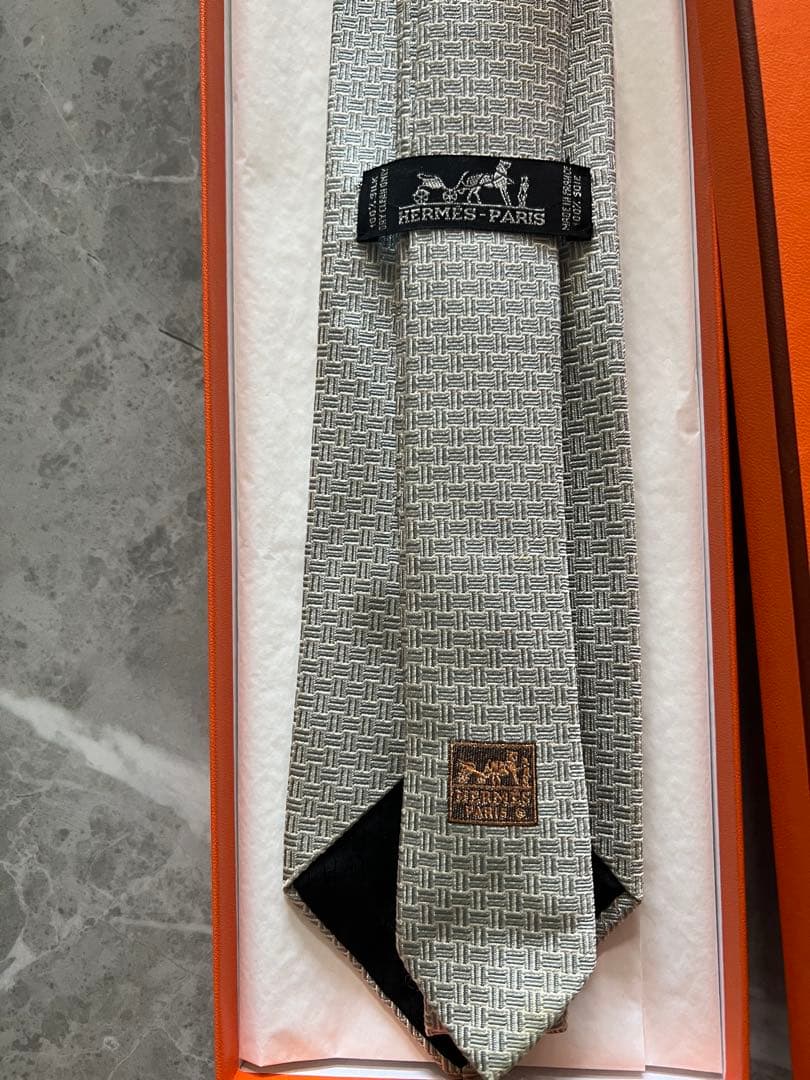 超メルカリ市特価★HERMES 幾何学模様 ネクタイ★グレー系
