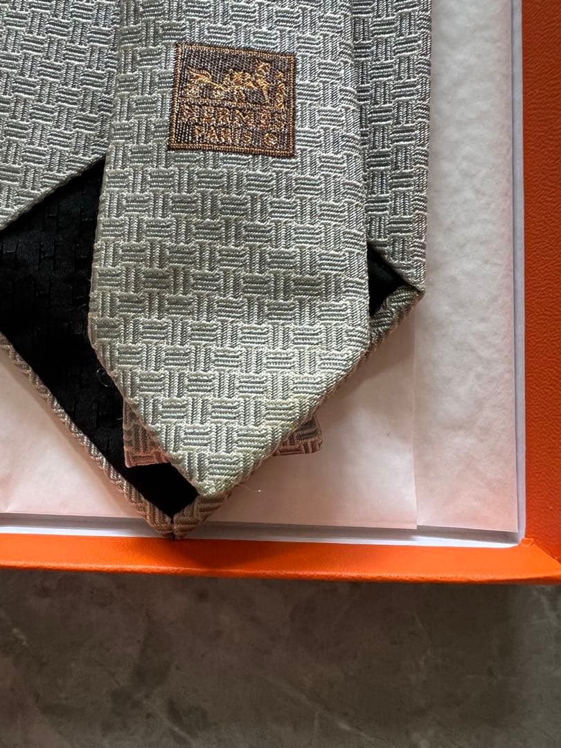超メルカリ市特価★HERMES 幾何学模様 ネクタイ★グレー系