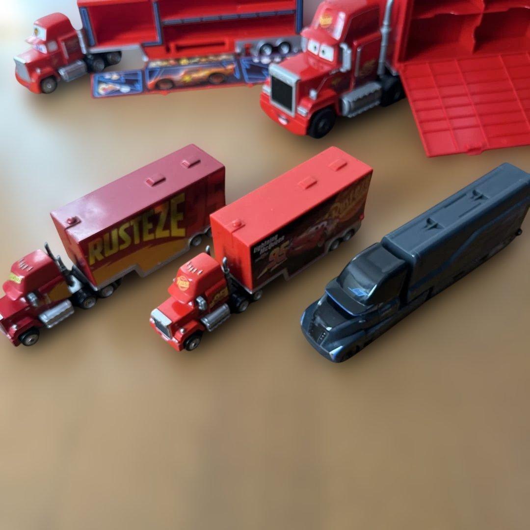 廃盤レア希少　カーズ ディズニー トミカ 大きなマックトレーラー