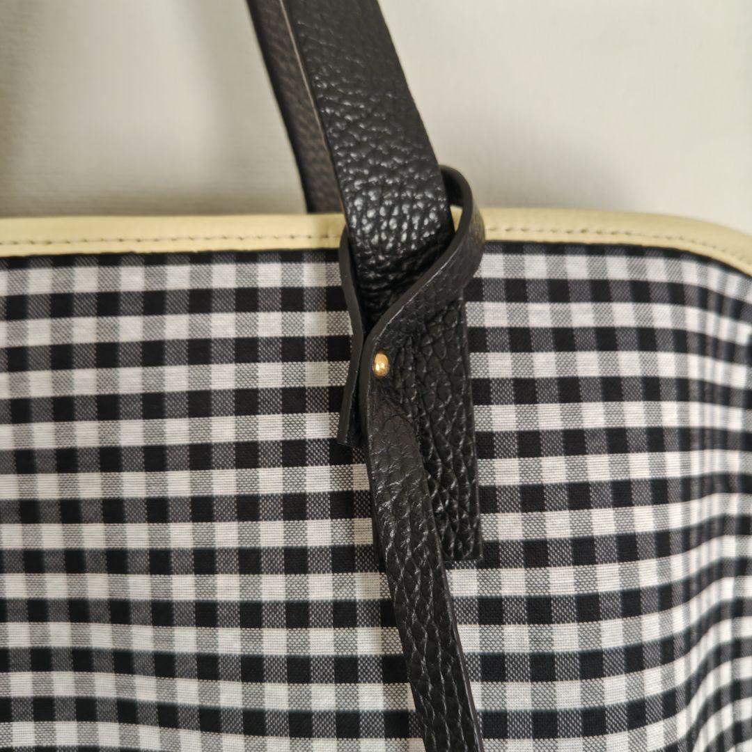 美品イアクッチトートバッグ　レザー　リバーシブル　 小型ポーチ付き