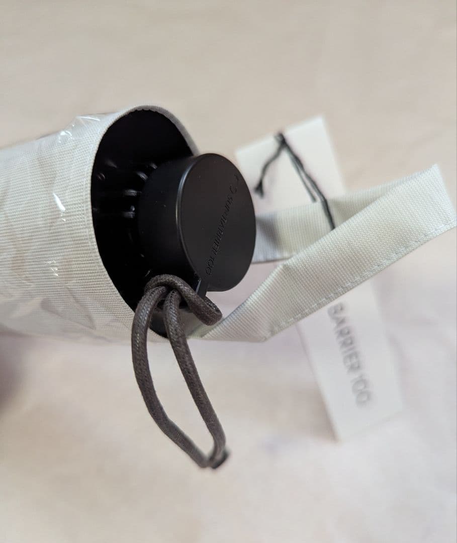 新品　サンバリア１００ 折りたたみ日傘 ２段折コンパクト/mokuアイボリー