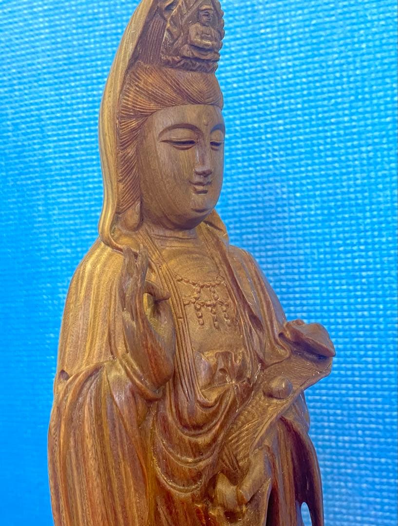 精巧な彫刻如意持て観音様　宝石の木（緑檀）彫刻　一刀彫り　仏像　木彫り