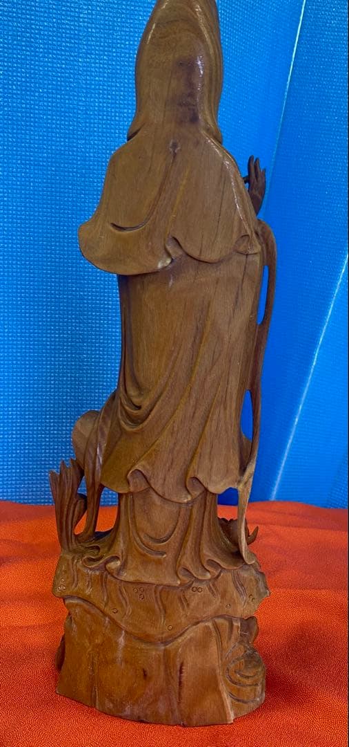 精巧な彫刻如意持て観音様　宝石の木（緑檀）彫刻　一刀彫り　仏像　木彫り