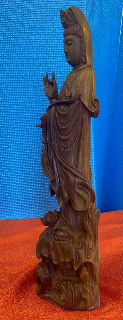 精巧な彫刻如意持て観音様　宝石の木（緑檀）彫刻　一刀彫り　仏像　木彫り