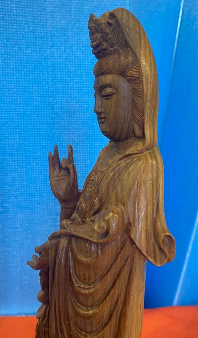 精巧な彫刻如意持て観音様　宝石の木（緑檀）彫刻　一刀彫り　仏像　木彫り