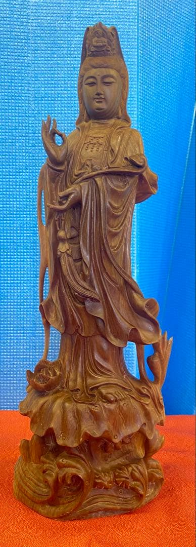 精巧な彫刻如意持て観音様　宝石の木（緑檀）彫刻　一刀彫り　仏像　木彫り