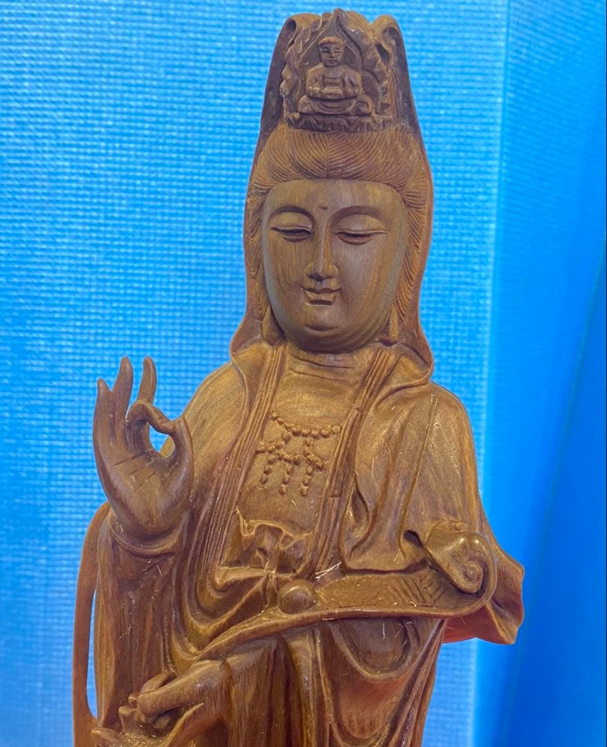 精巧な彫刻如意持て観音様　宝石の木（緑檀）彫刻　一刀彫り　仏像　木彫り