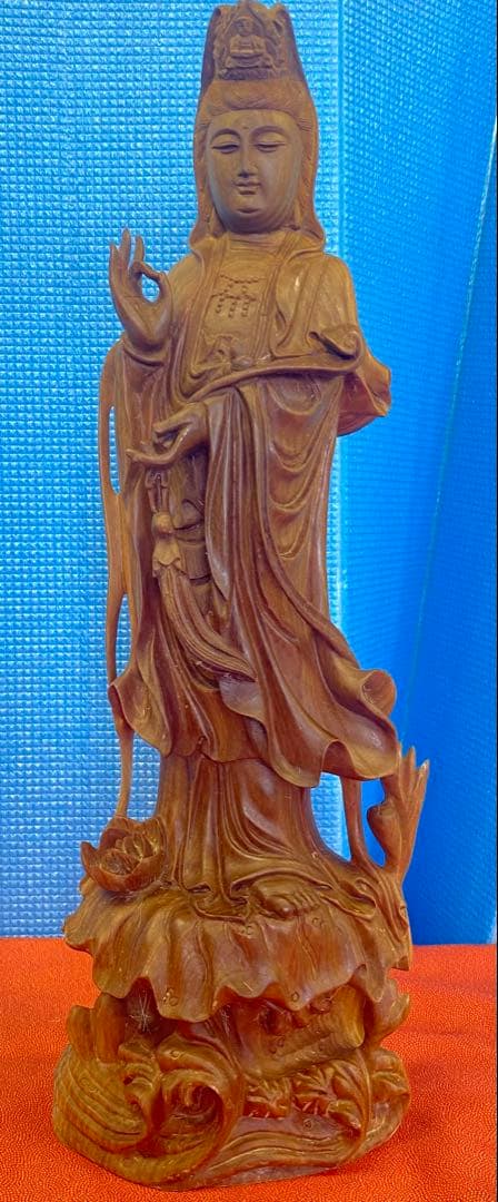 精巧な彫刻如意持て観音様　宝石の木（緑檀）彫刻　一刀彫り　仏像　木彫り