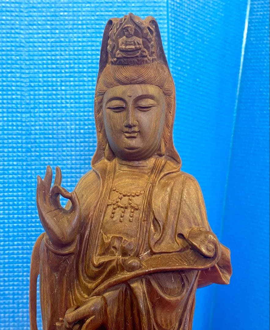 精巧な彫刻如意持て観音様　宝石の木（緑檀）彫刻　一刀彫り　仏像　木彫り