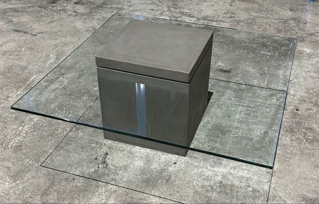 （送料込）モーダエンカーサ　FLYING table ガラス・コンクリート