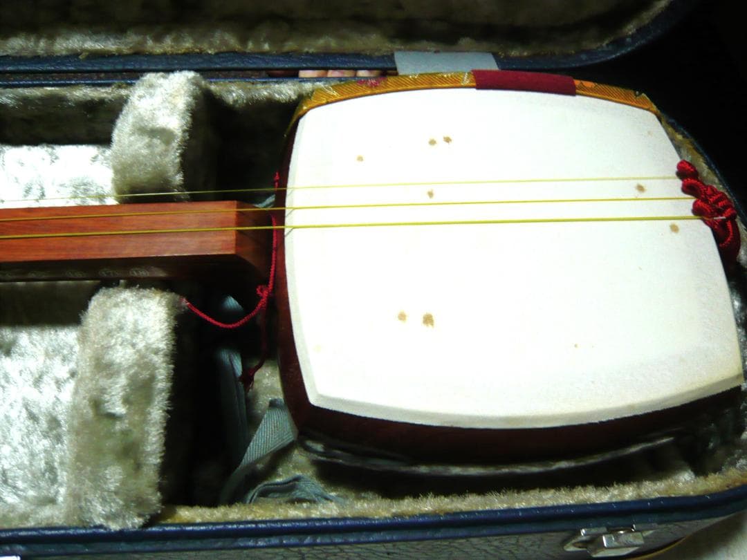 三味線　ケース入り　　撥　駒　小物付き