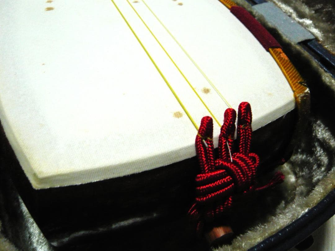 三味線　ケース入り　　撥　駒　小物付き