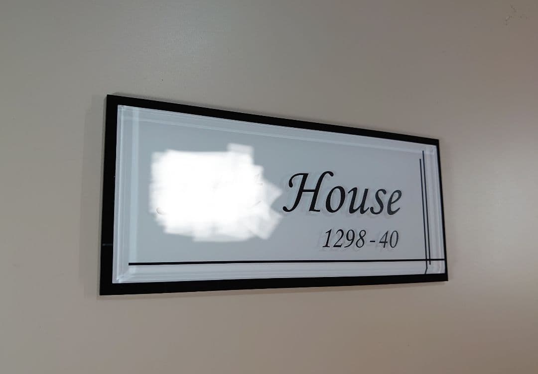 GU＊海外ハイブランド保存箱調アクリル表札＊白ベース＊黒アクリルはみ出し