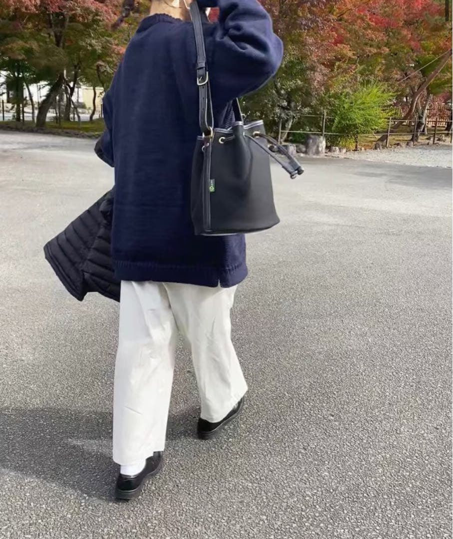 BRADY バケツ型ショルダーバッグ ブラック