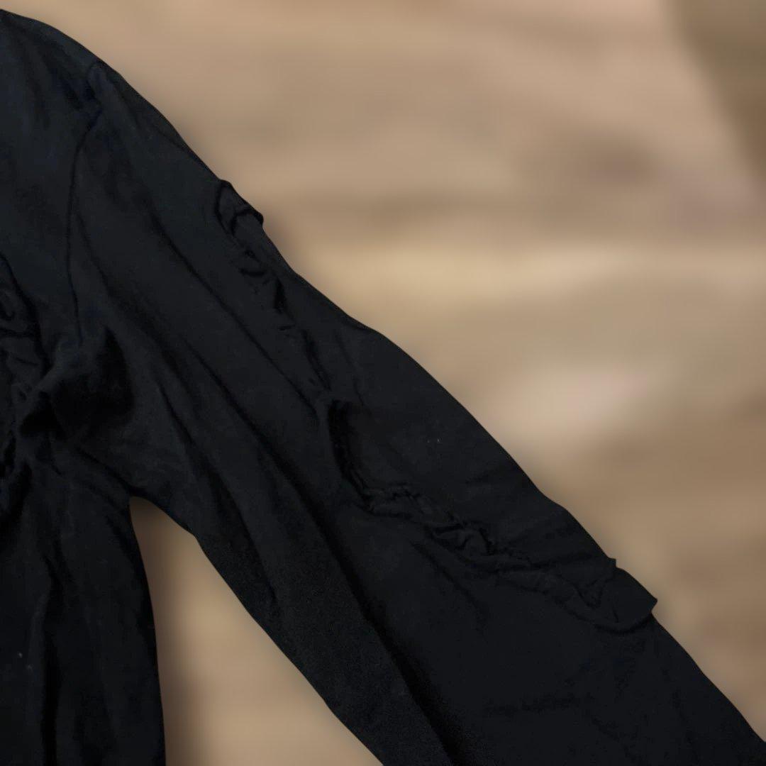 フリル付き黒長袖Tシャツ