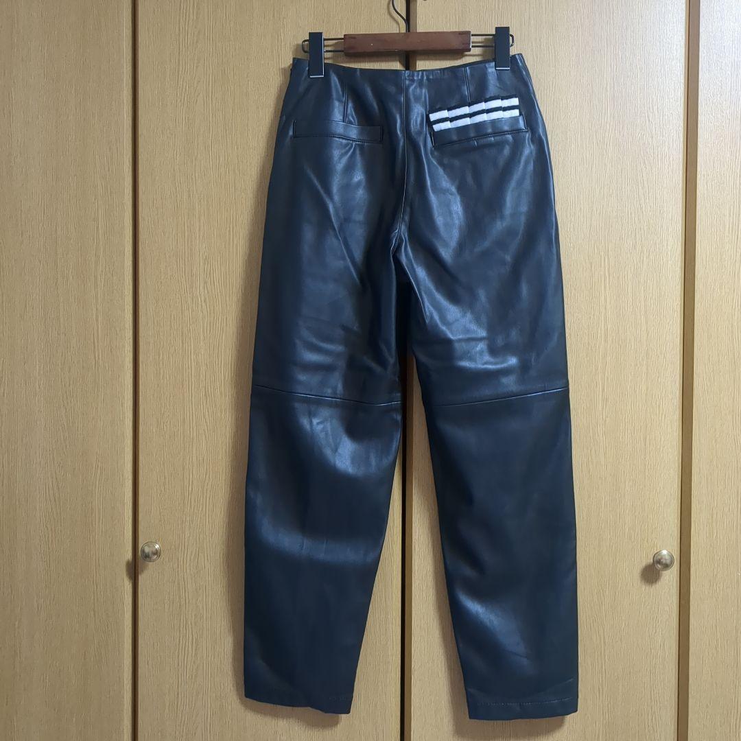 ボーダーズアットバルコニー　フェイクレザーパンツ