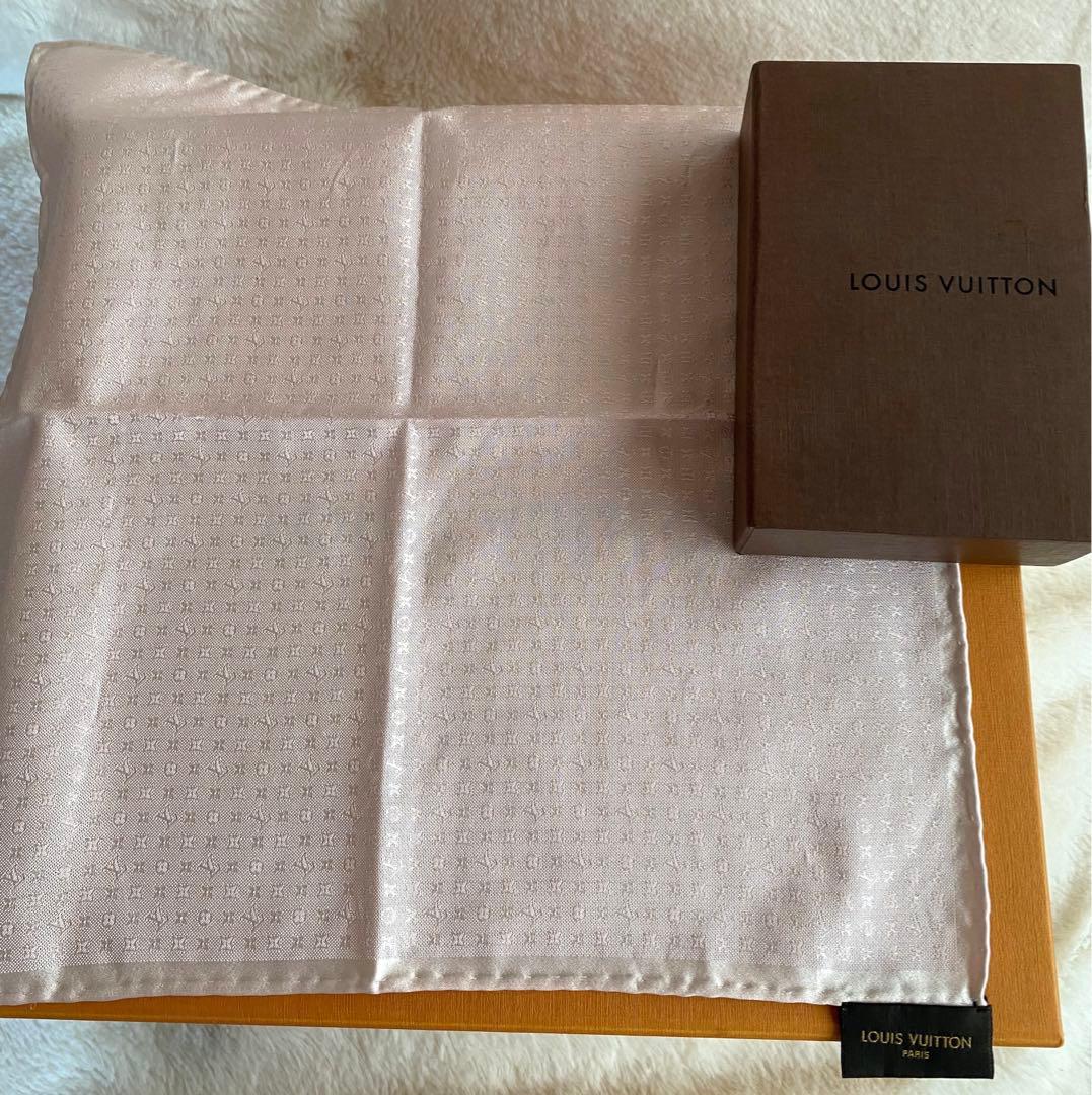 美品LOUIS VUITTONモノグラム/総柄シルク チーフ ピンクM70227