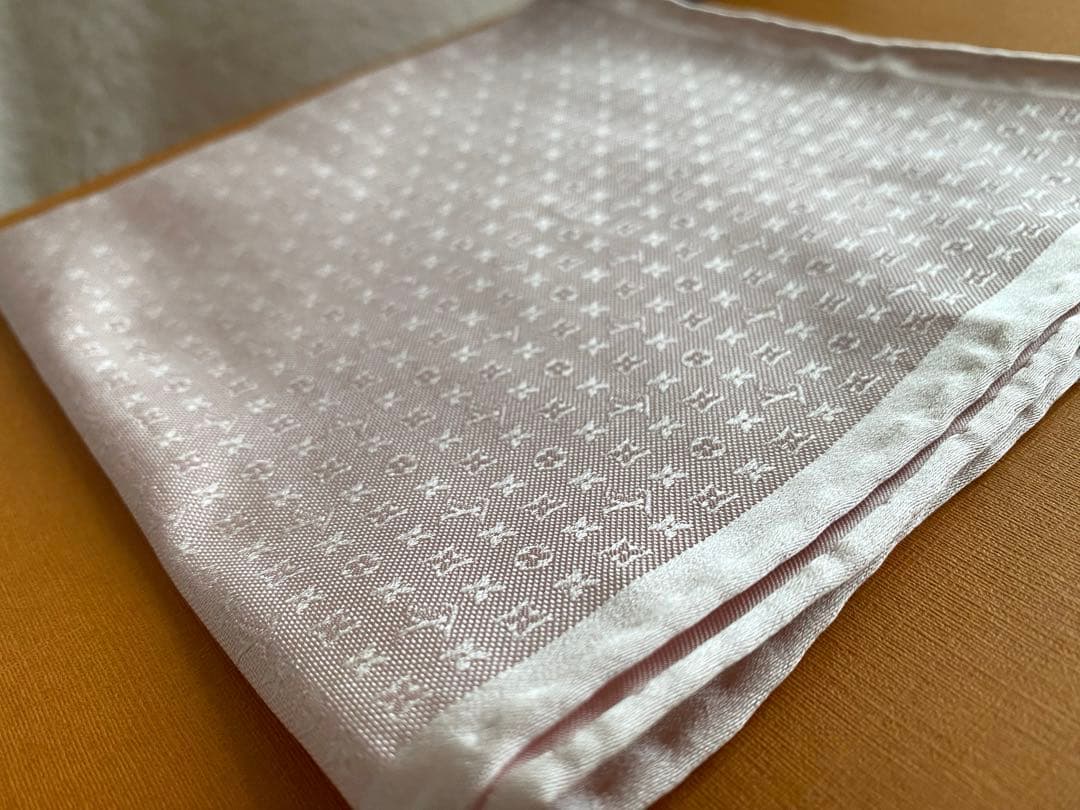 美品LOUIS VUITTONモノグラム/総柄シルク チーフ ピンクM70227