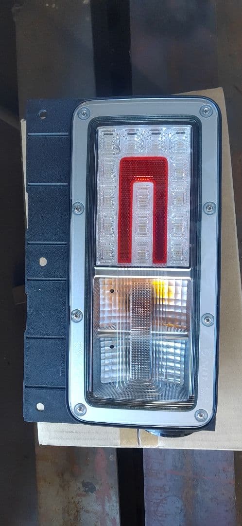 日野 プロフィア大型トレーラー 純正左テールランプ新品。