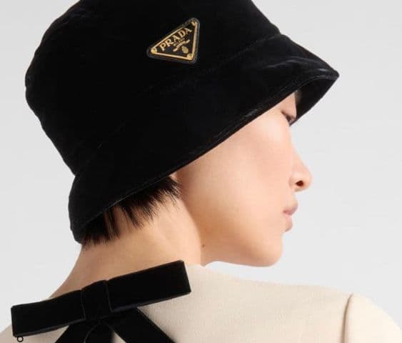 美品 23AW プラダ ゴールド 三角ロゴ ベロア バケットハット ブラック S