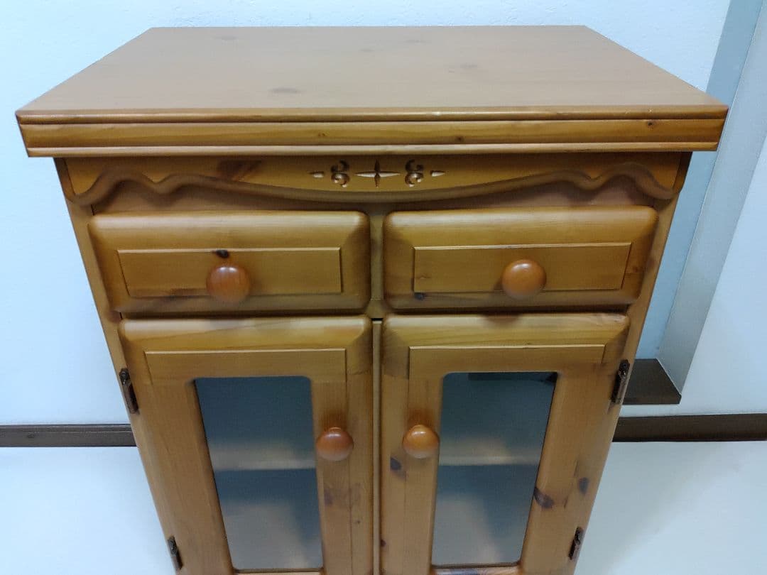 カントリー家具　北欧風　ガラス キャビネット　引き出し2杯　高さ調整棚板2枚