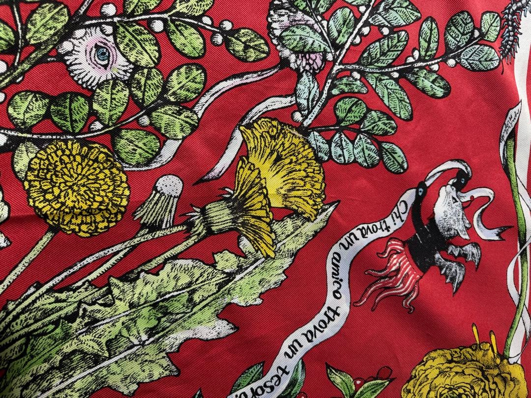 ヒグチユウコ　赤の花柄スカーフ