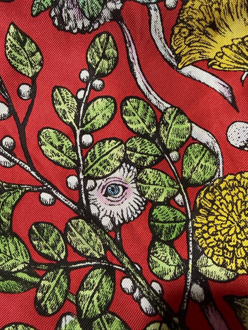 ヒグチユウコ　赤の花柄スカーフ