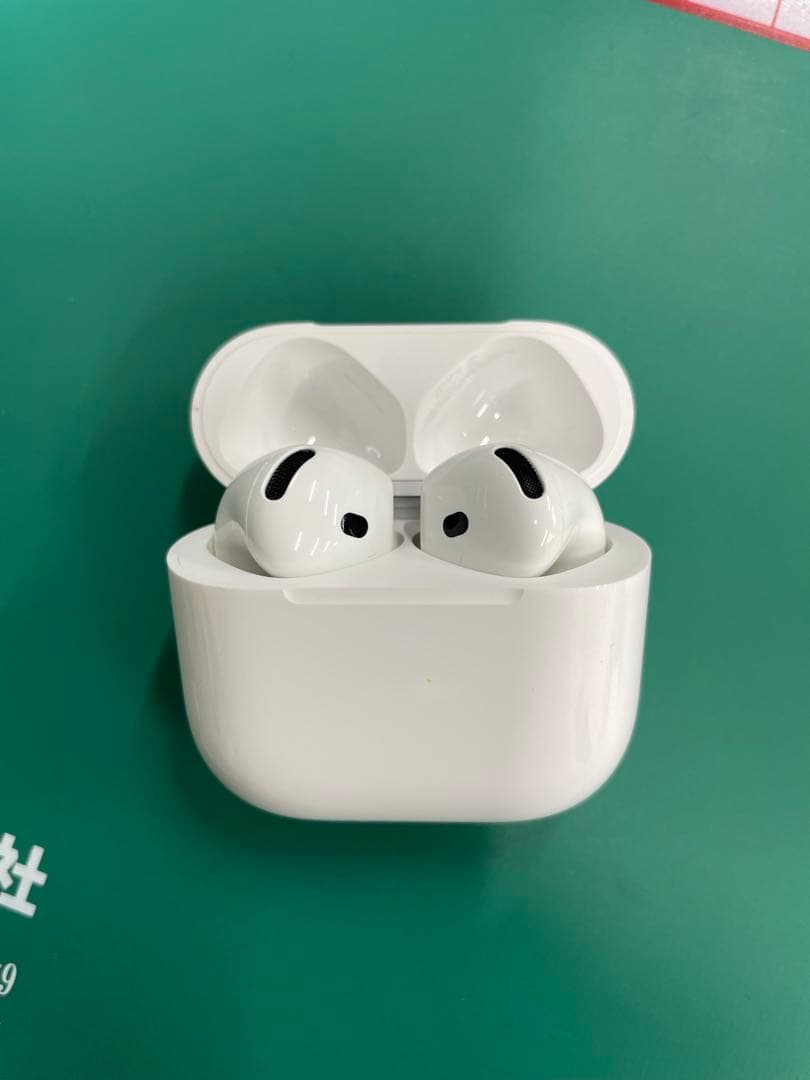 t.t. さん専用　AirPods4 本体 ホワイト カラビナ付きケース