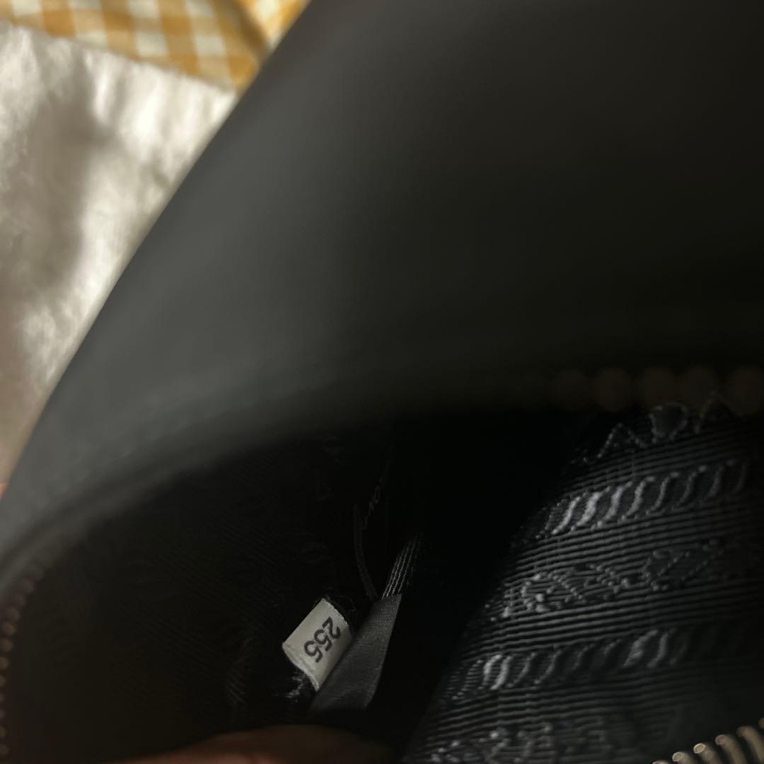 PRADA re-edition ブラック ショルダーバッグ