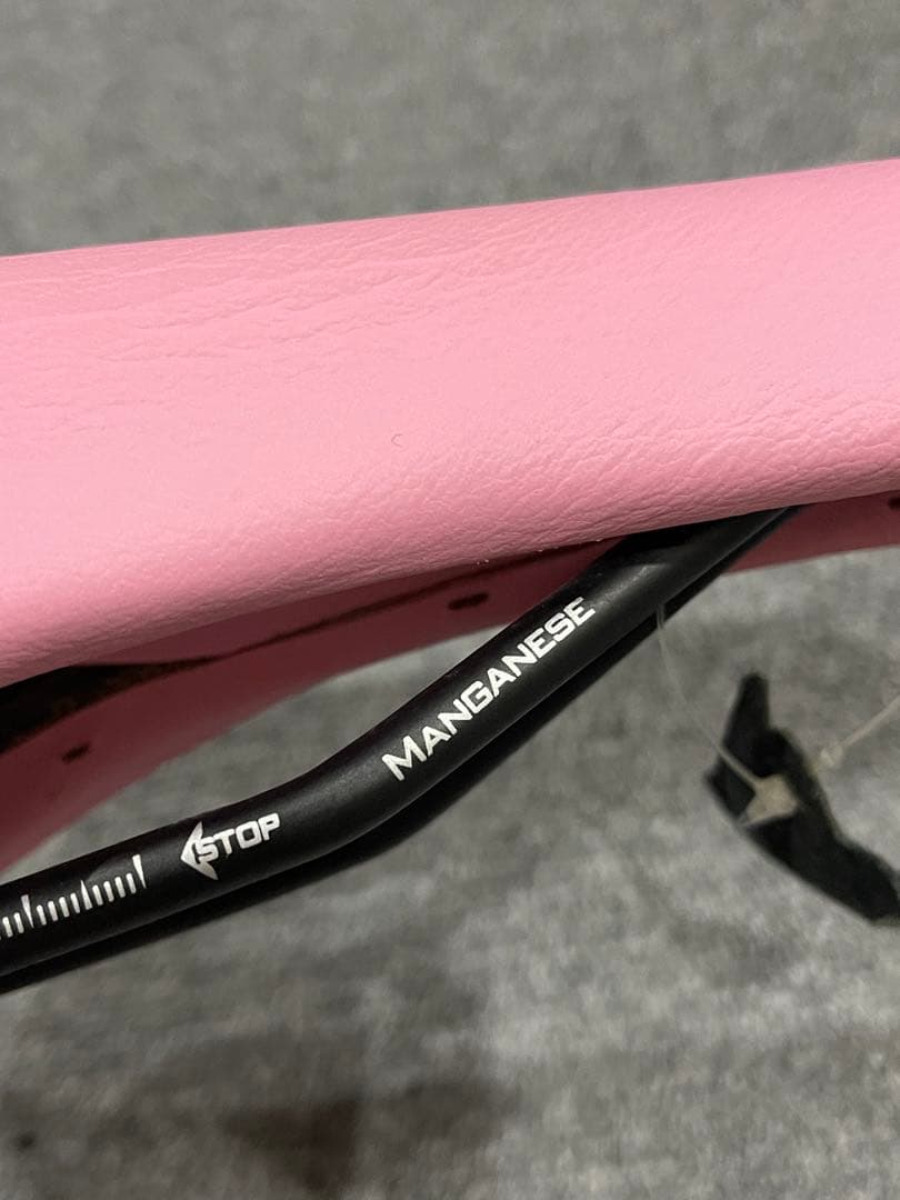 ピンクリボンロードバイクサドル、バーテープ、ボトルケージ3点セット