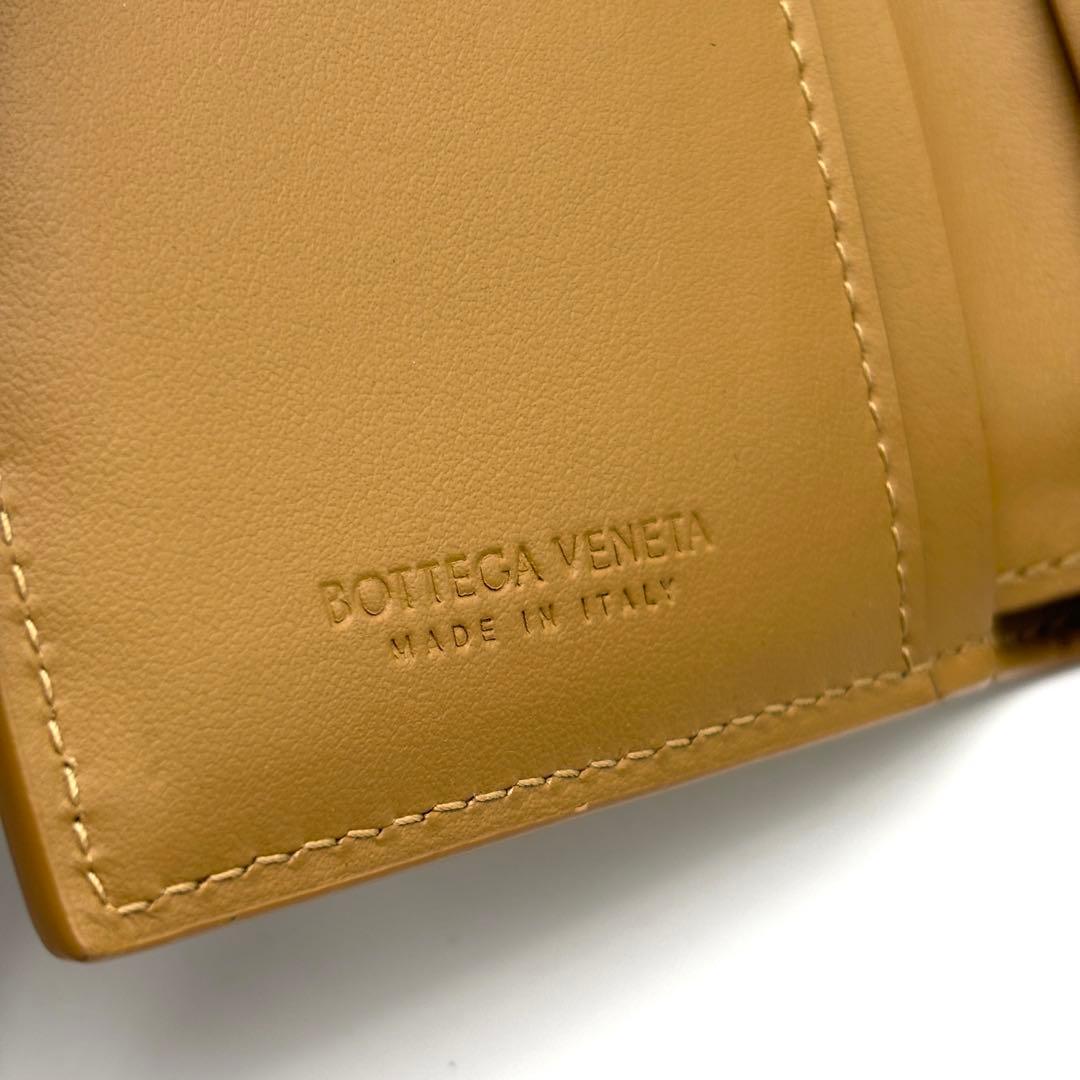 未使用級・日本限定色 ボッテガヴェネタ 二つ折り財布 カセット マキシイントレ