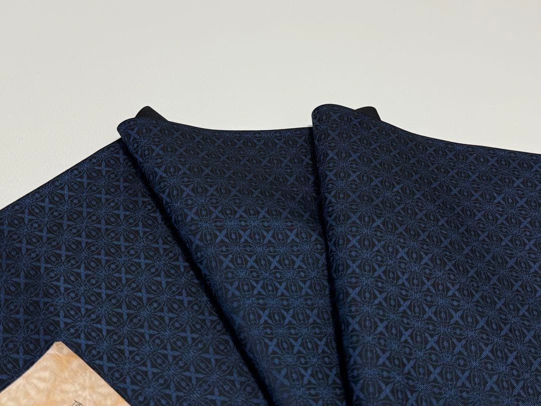 新品未使用　お召 西陣織 正絹 反物　先染め　広幅　濃いブルー　御召機の匠　幾何